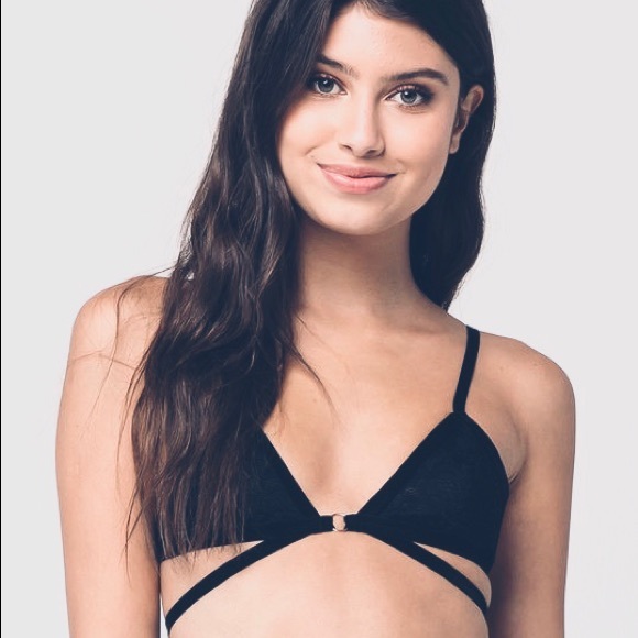 🚫SOLD🚫🥀 Velvet & Lace Making Magic Bralette - Picture 2 of 6